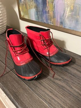 SOREL Out n About women’s rain boot all weather boot. 9.5 NWT